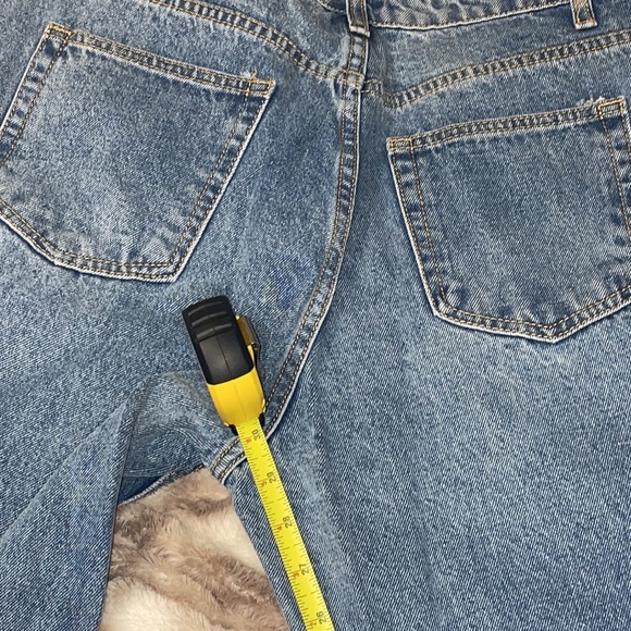 NWT Pretty Little Thing Knee Rip Light Wash Mom Jeans US Size 6 - Picture 13 of 15